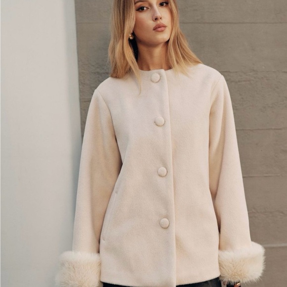 Commense Cream Woman’s with Faux Fur Cuffs - Picture 4 of 10